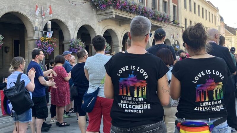 Mahnwache in Neuss nach CSD-Anschlag: „Es ist eine Katastrophe, was in Berlin passiert ist“