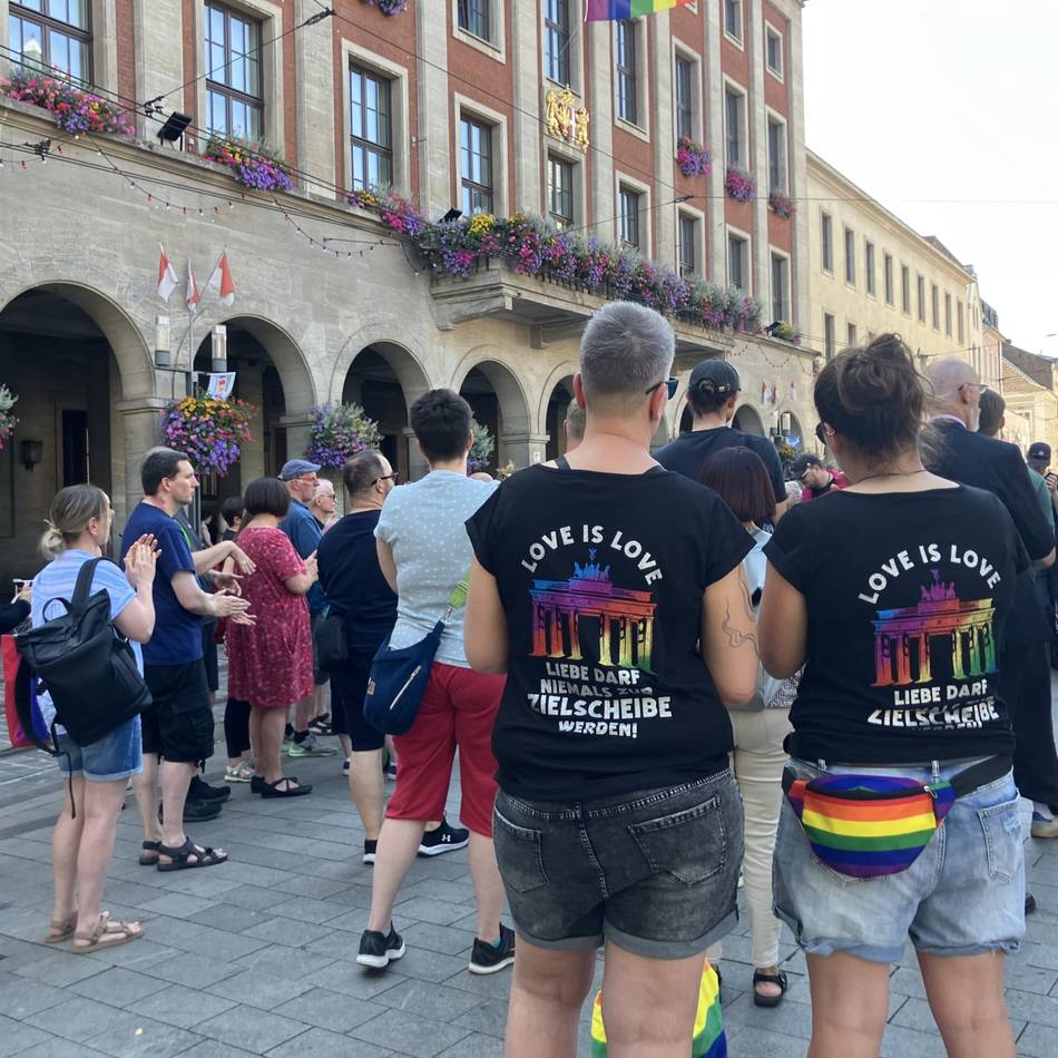 Mahnwache in Neuss nach CSD-Anschlag: „Es ist eine Katastrophe, was in Berlin passiert ist“