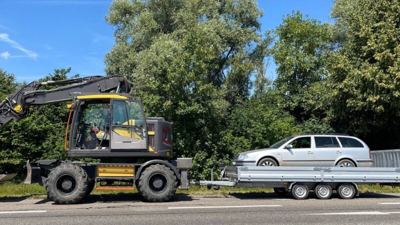 Auf der B 58 in Wesel-Büderich : Bagger zieht Autotransportanhänger – Polizei stoppt Gespann