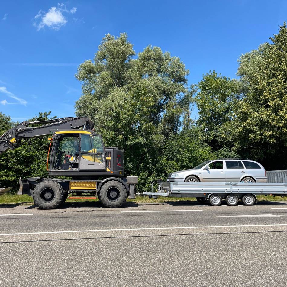 Auf der B 58 in Wesel-Büderich : Bagger zieht Autotransportanhänger – Polizei stoppt Gespann