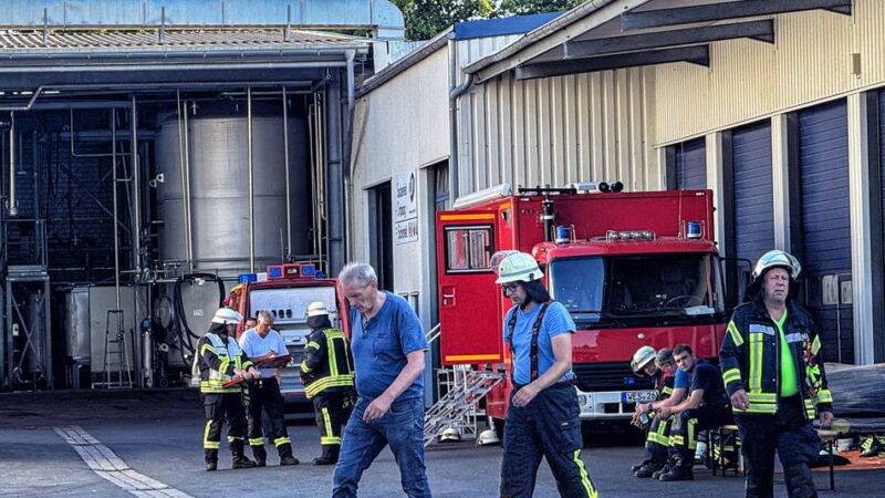 Zwei Großeinsätze für Feuerwehr Sonsbeck: Radlader brennt in Hackschnitzel-Halle – dann folgt der nächste Alarm