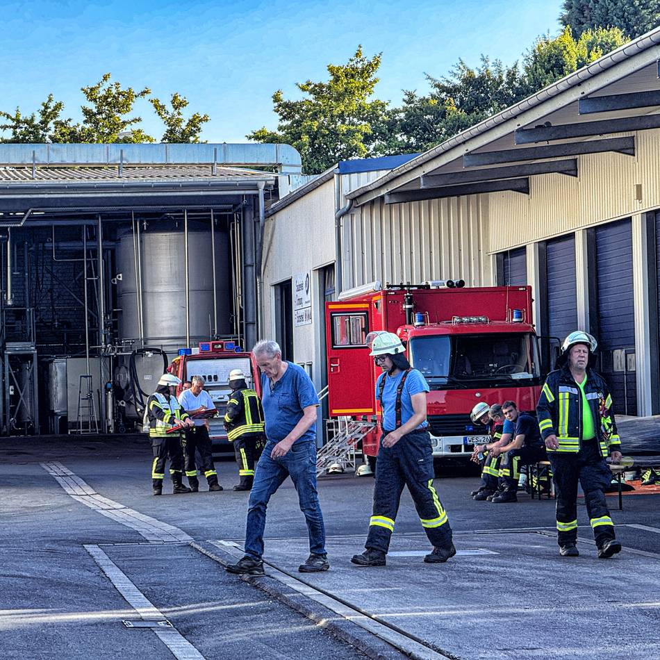 Zwei Großeinsätze für Feuerwehr Sonsbeck: Radlader brennt in Hackschnitzel-Halle – dann folgt der nächste Alarm