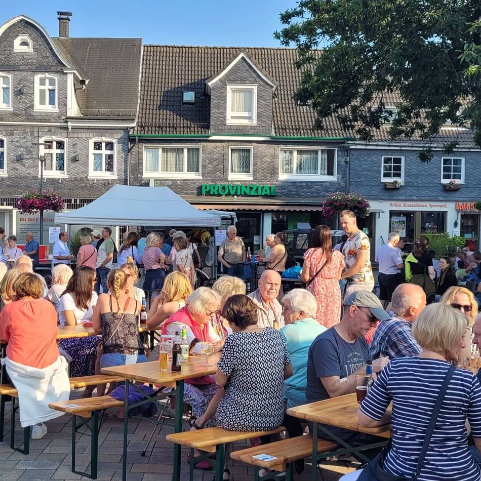 Ausgehen in Radevormwald: Genuss, Gespräche und Sommerfeeling beim Feierabendmarkt