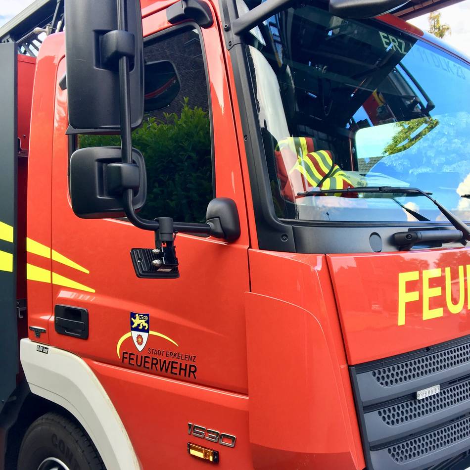 Feuerwerkskörper als mögliche Ursache: Polizei ermittelt nach Grünstreifen-Brand