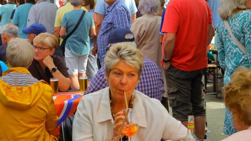Fisch, Frikandel und Wein in Rheinberg: Lange Warteschlangen beim ersten Matjesfest auf dem Lindenplatz