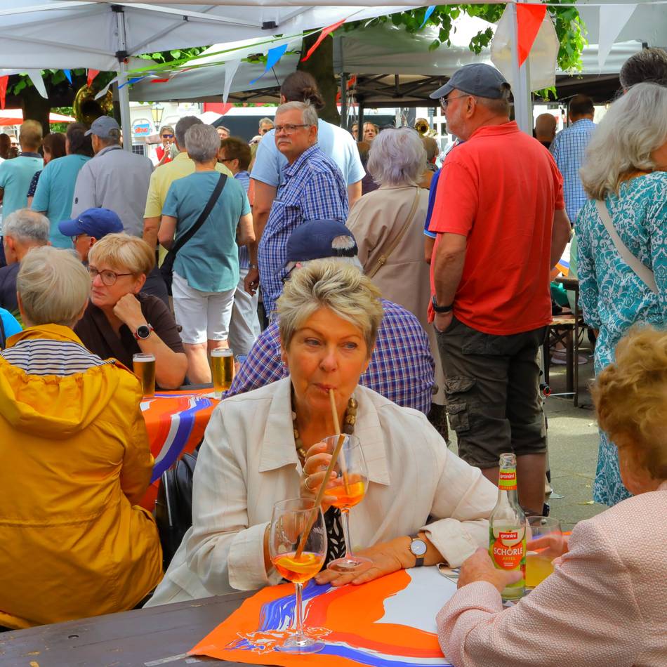 Fisch, Frikandel und Wein in Rheinberg: Lange Warteschlangen beim ersten Matjesfest auf dem Lindenplatz