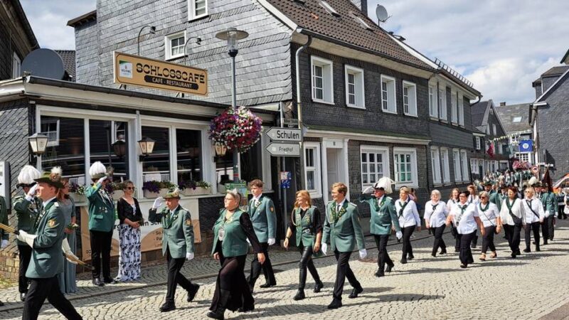 Festzug beim Hückeswagener Schützenfest: Majestäten salutieren beim Festzug vorm Schloss-Café