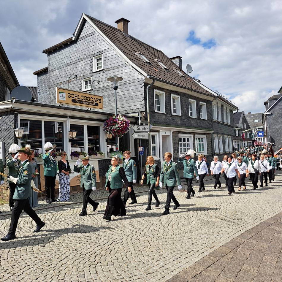 Festzug beim Hückeswagener Schützenfest: Majestäten salutieren beim Festzug vorm Schloss-Café