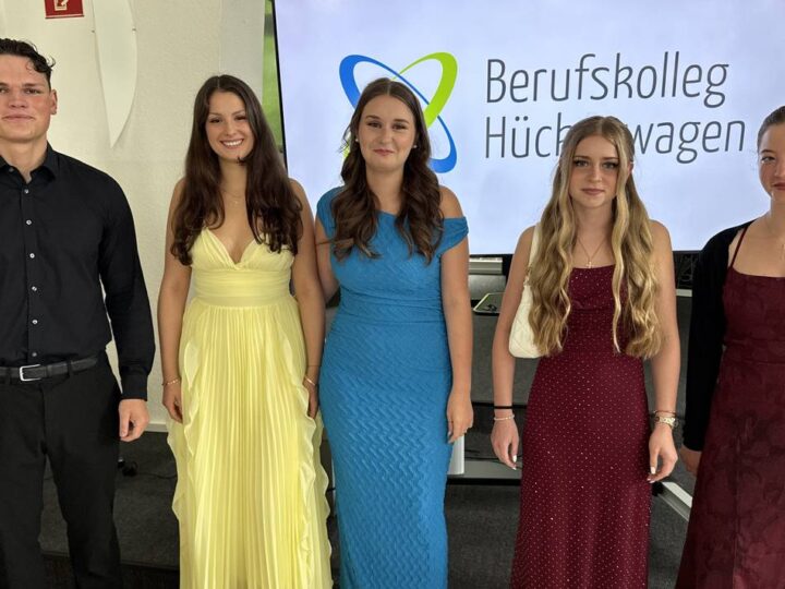 Duale Ausbildung an Hückeswagener Privatschule: Fünf Absolventen feiern ihre besonderen Abschlüsse am Berufskolleg