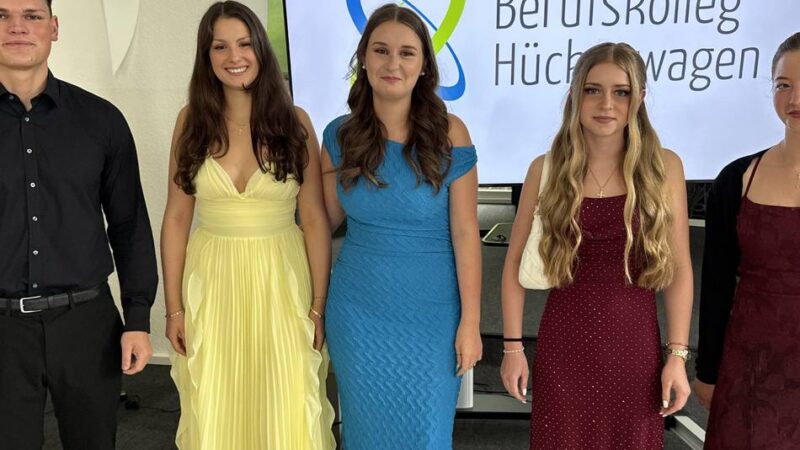Duale Ausbildung an Hückeswagener Privatschule: Fünf Absolventen feiern ihre besonderen Abschlüsse am Berufskolleg