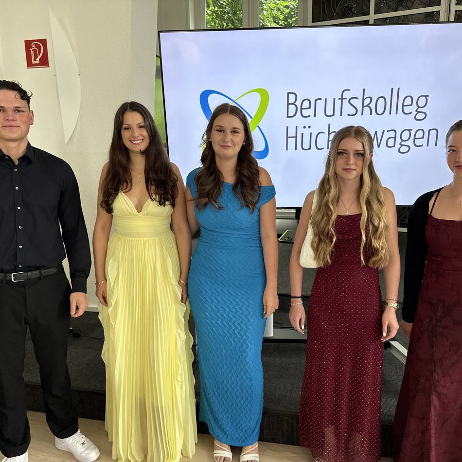 Duale Ausbildung an Hückeswagener Privatschule: Fünf Absolventen feiern ihre besonderen Abschlüsse am Berufskolleg