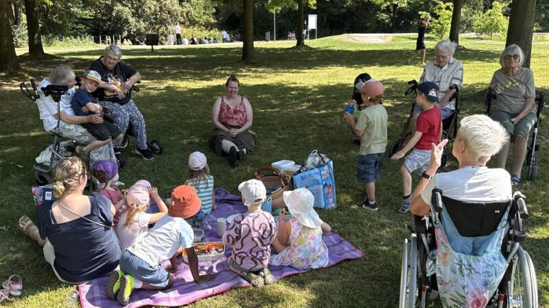 Projekt des Hückeswagener Johannestifts: Zwei Generationen treffen sich zum Picknick in den Wupperauen