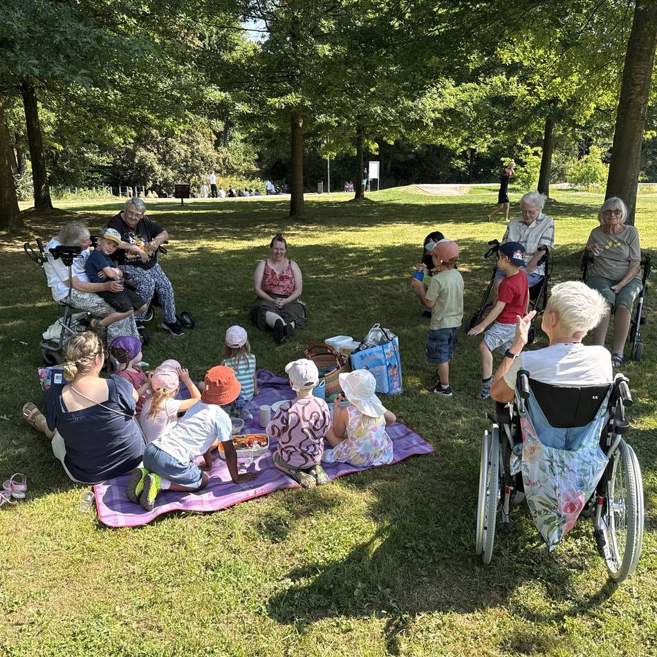 Projekt des Hückeswagener Johannestifts: Zwei Generationen treffen sich zum Picknick in den Wupperauen