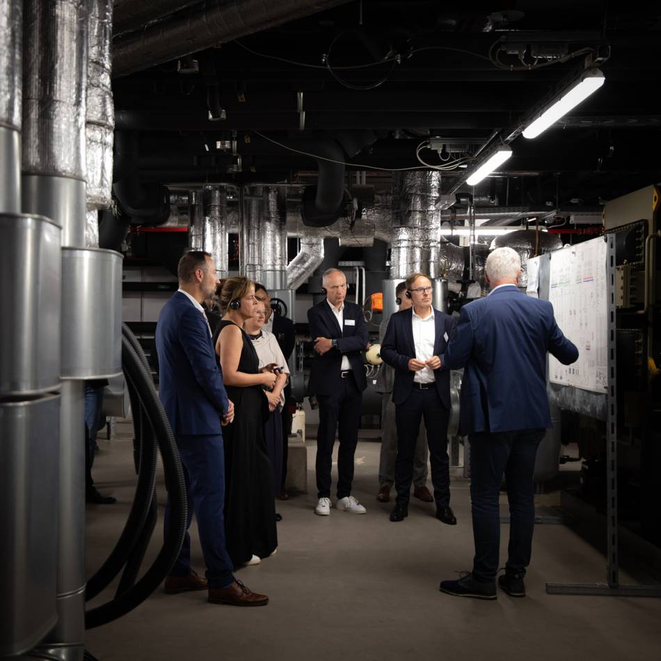 Ministerin besucht Radevormwalder Firma Gira: „Wer Heizung, Strom und Technik intelligent vernetzt, spart bares Geld“