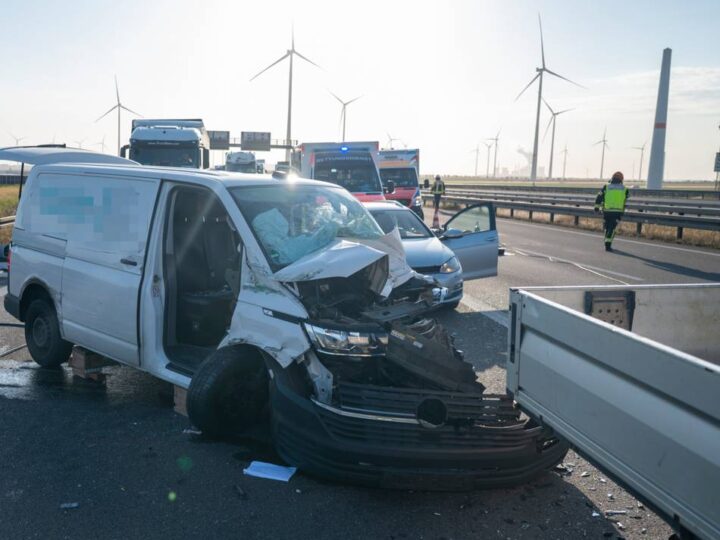 A44n bei Jüchen: Crash auf dem „Tagebau-Highway“ fordert fünf Verletzte – langer Stau