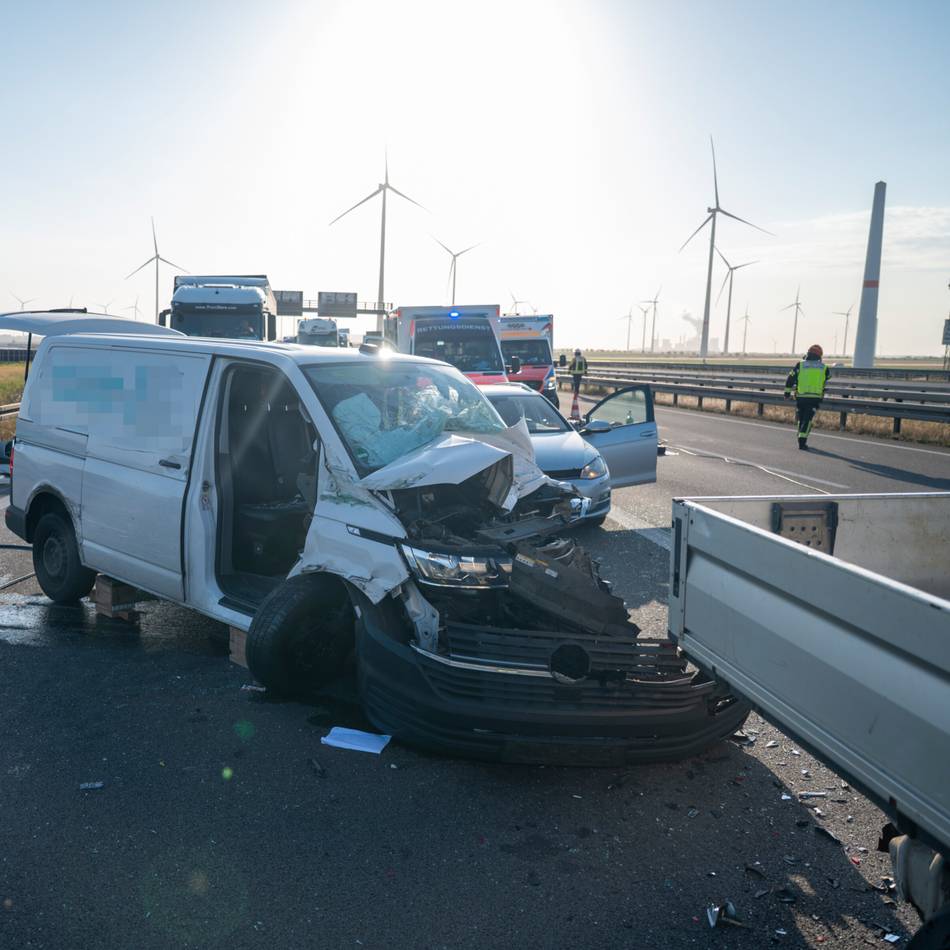 A44n bei Jüchen: Crash auf dem „Tagebau-Highway“ fordert fünf Verletzte – langer Stau