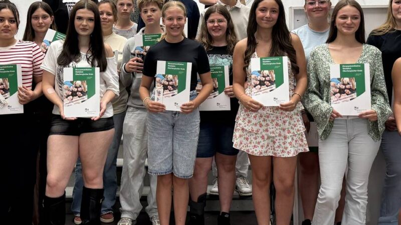 Zertifikat für Hückeswagener Real-und Hauptschüler: Mit dem Sozialführerschein in die Sommerferien