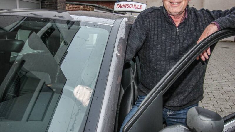 Führerschein in Grevenbroich: „Wer wegen den Spritpreisen die Fahrstunden teurer macht, hat schlecht kalkuliert“