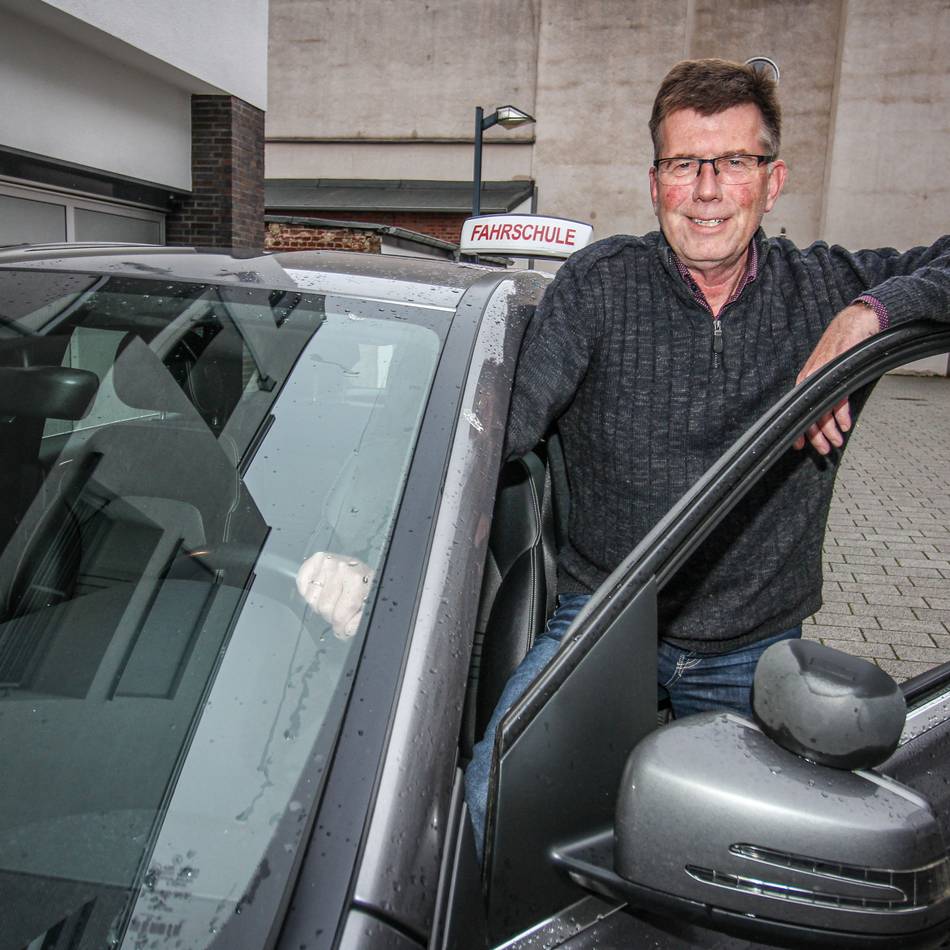 Führerschein in Grevenbroich: „Wer wegen den Spritpreisen die Fahrstunden teurer macht, hat schlecht kalkuliert“