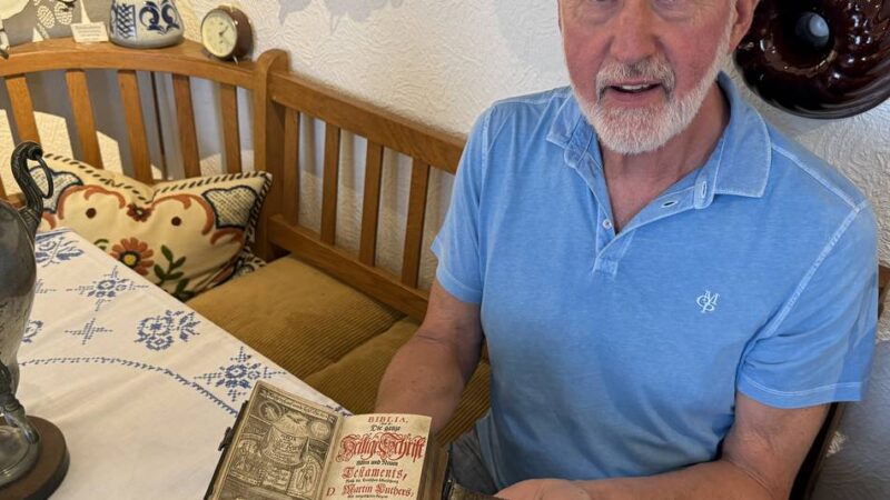 Heimat- und Verkehrsverein in Radevormwald: Historische Bibel von 1742 landet im Heimatmuseum