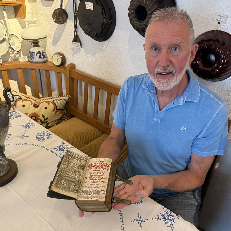 Heimat- und Verkehrsverein in Radevormwald: Historische Bibel von 1742 landet im Heimatmuseum