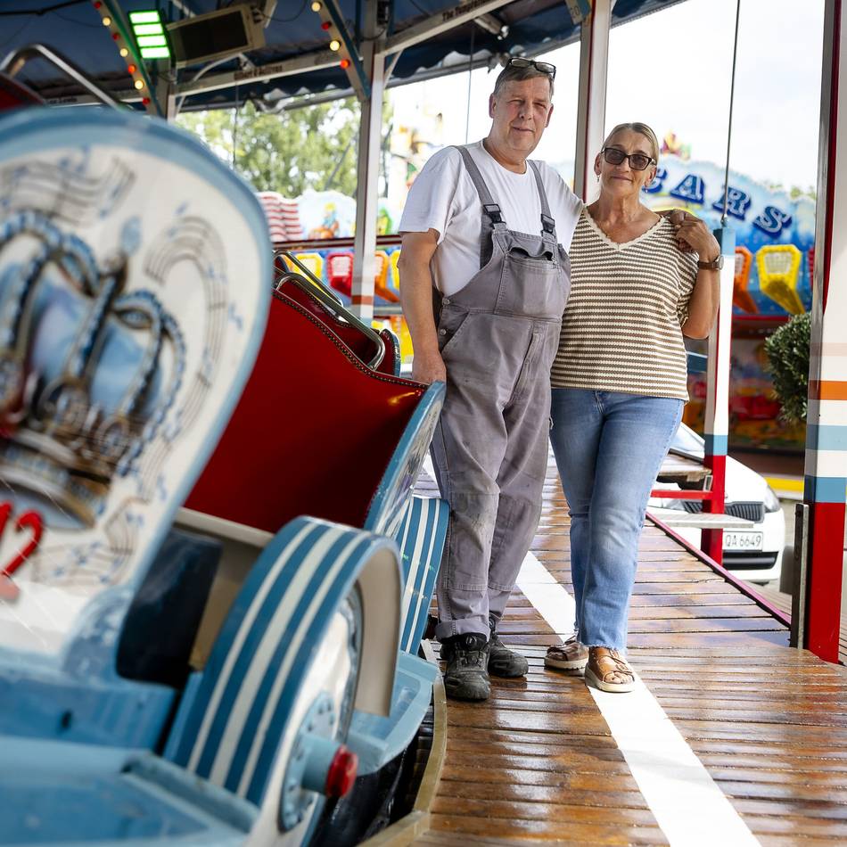 Fahrgeschäft auf der Rheinkirmes: Küsse unter dem Verdeck und Musik von der Platte – die Raupe wird 100 Jahre alt