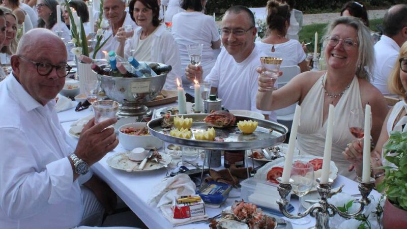 Dîner en blanc in Neuss: Ein Sommernachtstraum vor dem Globe-Theater