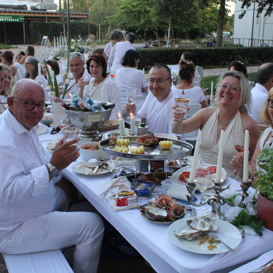 Dîner en blanc in Neuss: Ein Sommernachtstraum vor dem Globe-Theater
