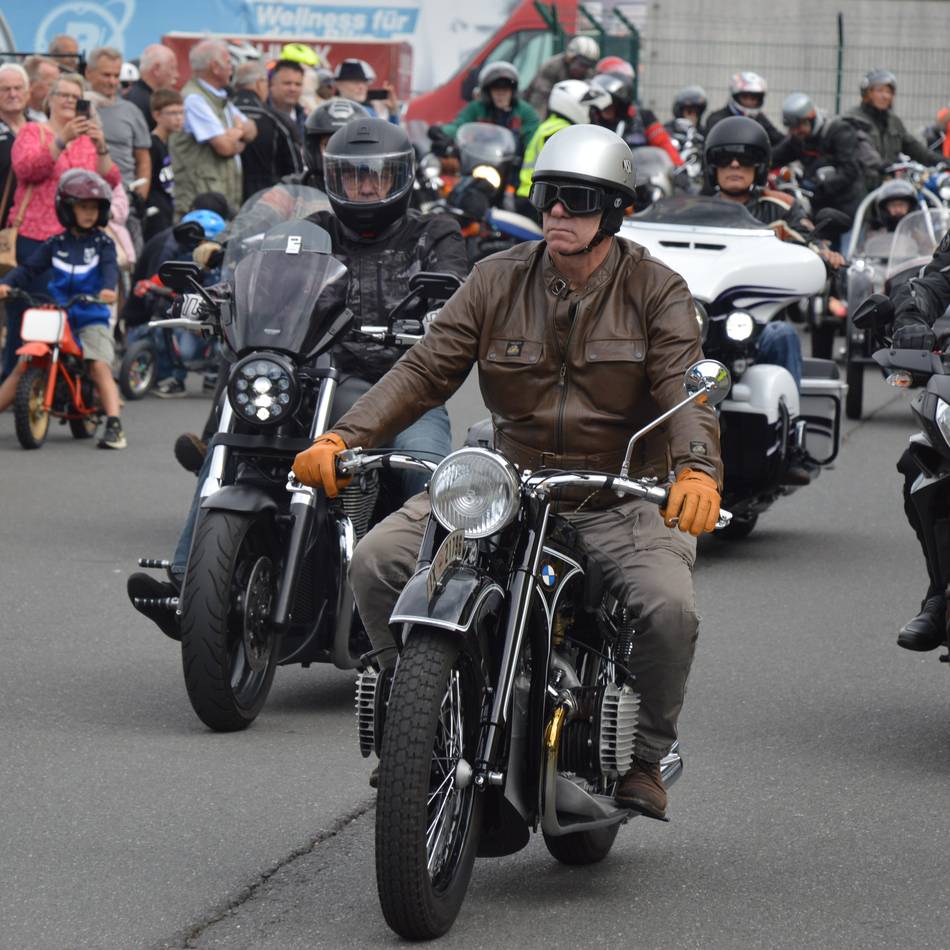 Ausfahrt historischer Motorräder in Radevormwald: Motoren knattern und Herzen schlagen höher