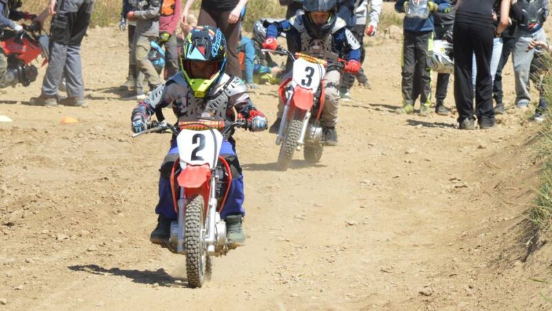Ferienspaß in Radevormwald: Kinder flitzen erstmals auf Motocrossmaschinen