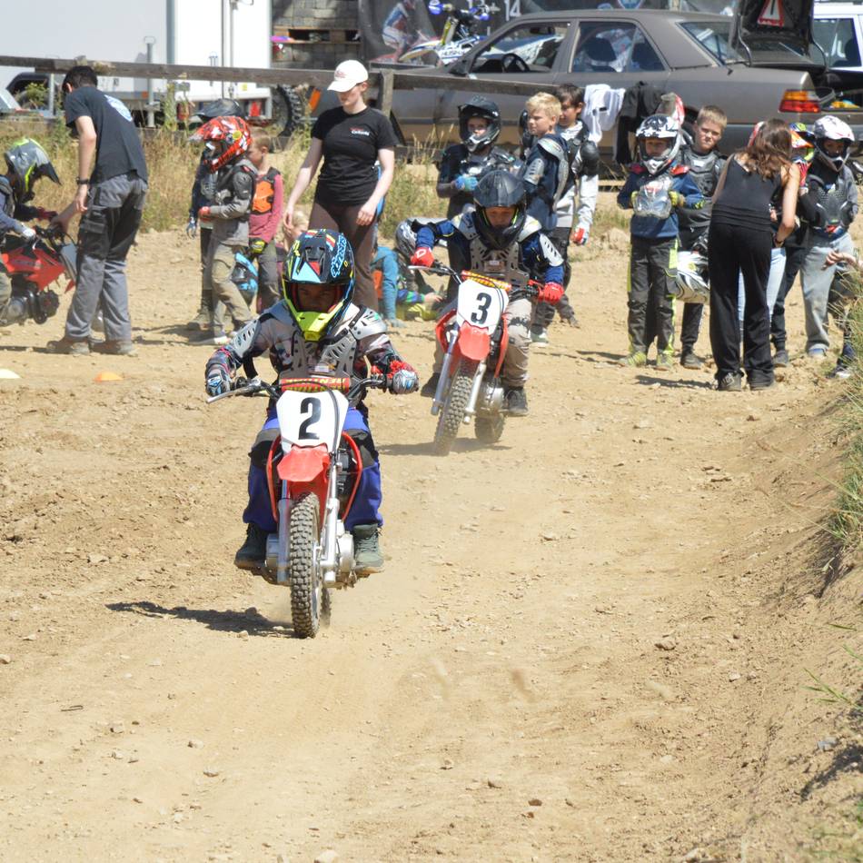 Ferienspaß in Radevormwald: Kinder flitzen erstmals auf Motocrossmaschinen