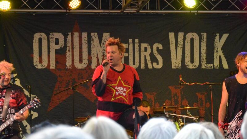 „Opium fürs Volk“ gastierte in Wermelskirchen: Publikum im Eifgen feiert die Musik der „Toten Hosen“