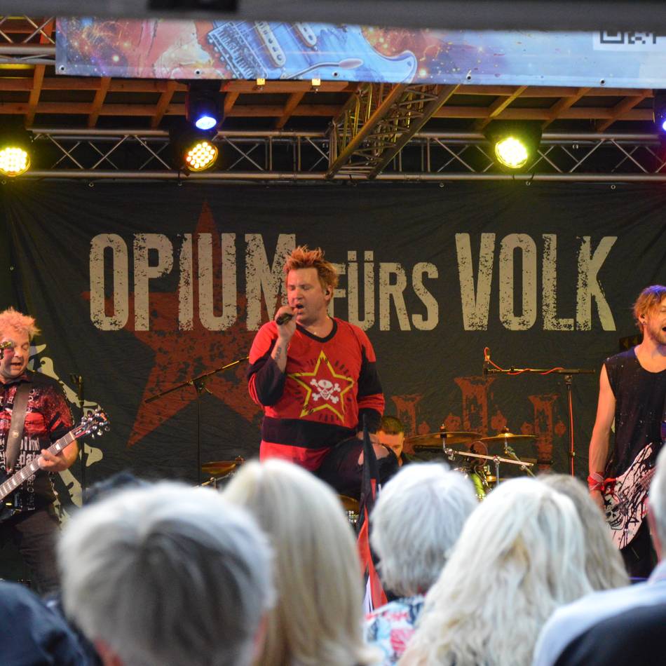 „Opium fürs Volk“ gastierte in Wermelskirchen: Publikum im Eifgen feiert die Musik der „Toten Hosen“