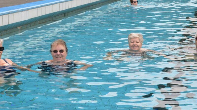 Knapp 700 Besucher in Dabringhausen: Wolken zum Saisonstart im Freibad störten überhaupt nicht