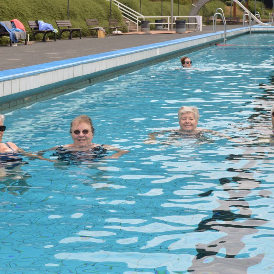 Knapp 700 Besucher in Dabringhausen: Wolken zum Saisonstart im Freibad störten überhaupt nicht