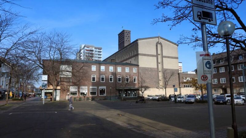 Ferienaktion in Leverkusen: Spiel-Rundlauf soll neues Leben auf Wiesdorfer Marktplatz bringen