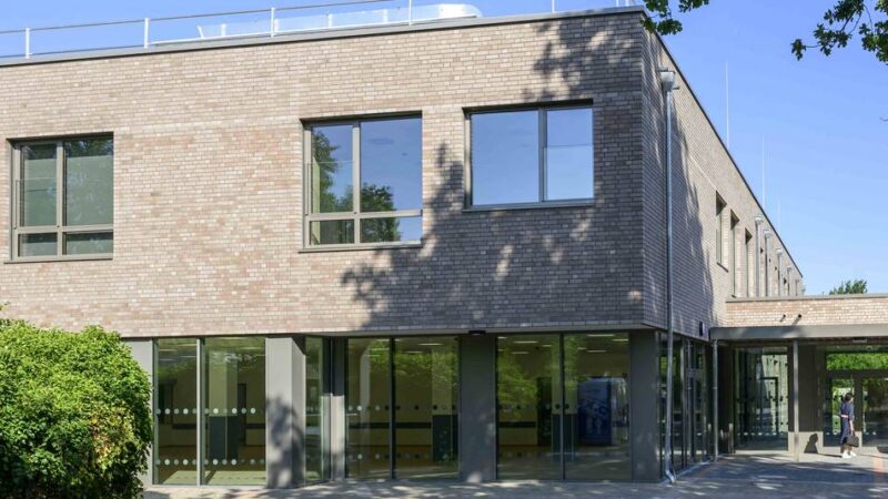 Anbau an Kaarster Grundschule: Bürgermeister rügt Facebook-Video von „Wir für 41564“