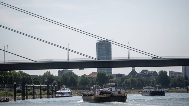 Verkehr in Düsseldorf : Warum die Rheinbahn keine Kleinbusse auf der Heuss-Brücke einsetzen wird