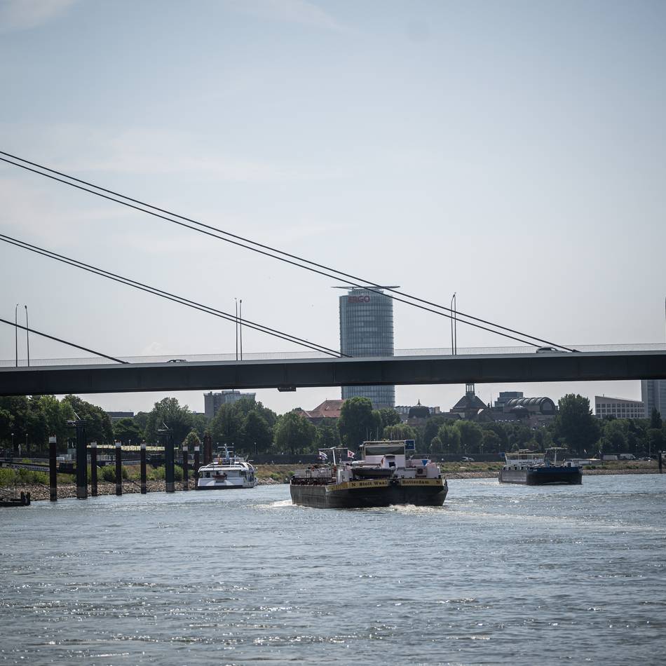 Verkehr in Düsseldorf : Warum die Rheinbahn keine Kleinbusse auf der Heuss-Brücke einsetzen wird