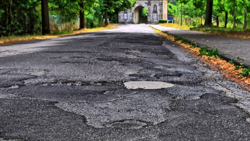 Zufahrt in Knechtsteden: Schlaglöcher vor Kloster: Jetzt kommt die Sanierung