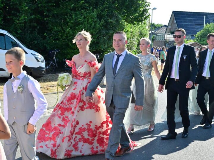 Brauchtum in Jüchen: Besucher feiern zwanglos zur Klompenkirmes in Otzenrath/Spenrath