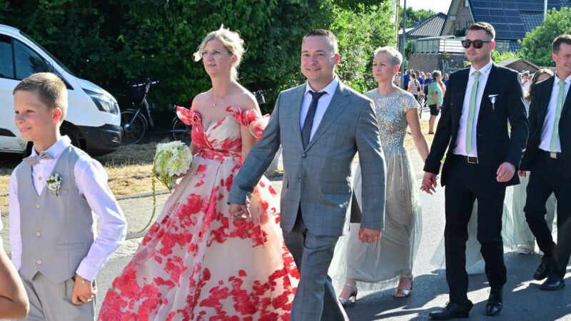Brauchtum in Jüchen: Besucher feiern zwanglos zur Klompenkirmes in Otzenrath/Spenrath