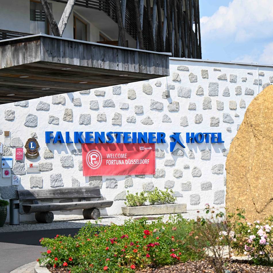Trainingslager in Österreich beginnt: Übungsplatz und Hotel – hier bereitet Fortuna sich auf die neue Drittliga-Saison vor