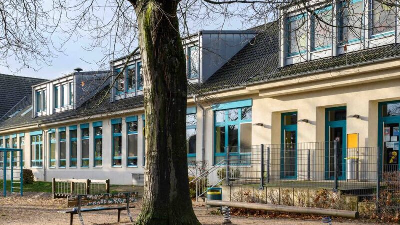 Verfolgungsjagd in Dormagen: Hubschrauber, Handschellen, Ohnmacht – Großeinsatz nach Schuleinbruch in Zons