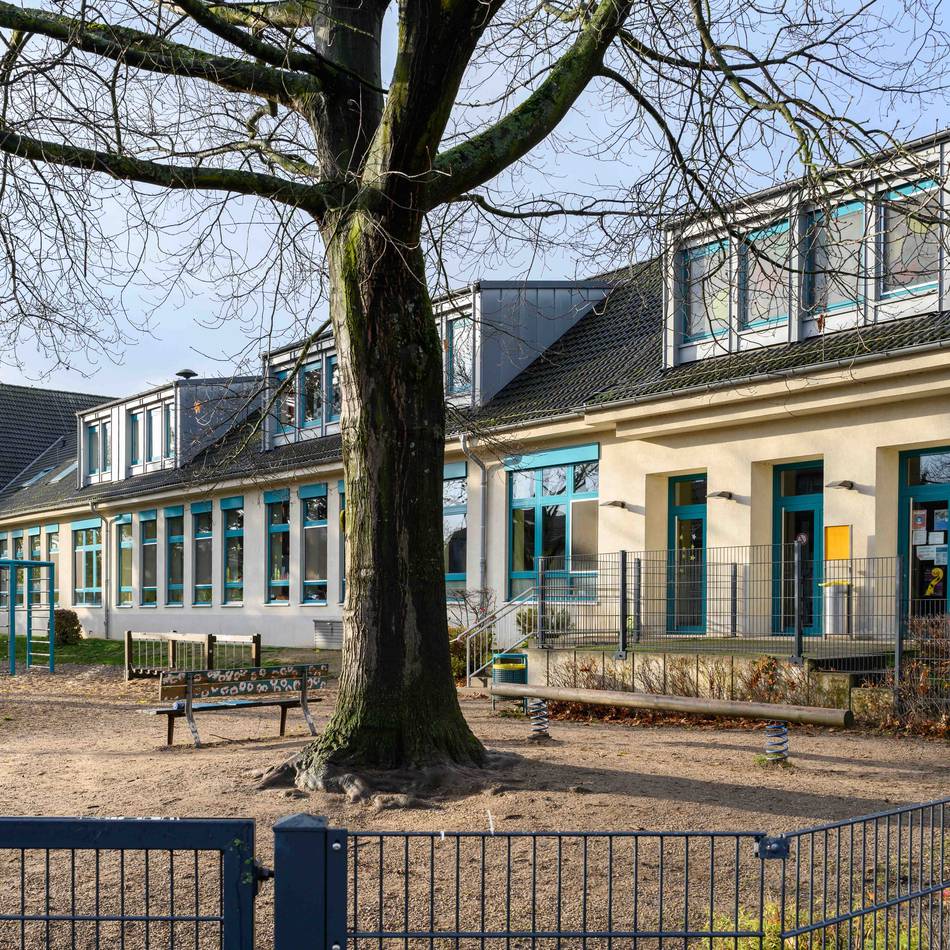 Verfolgungsjagd in Dormagen: Hubschrauber, Handschellen, Ohnmacht – Großeinsatz nach Schuleinbruch in Zons