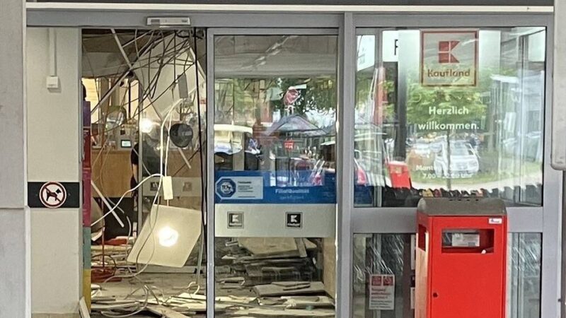 Automatensprengung in Rees: Unbekannte sprengen Geldautomaten in der Kaufland-Filiale