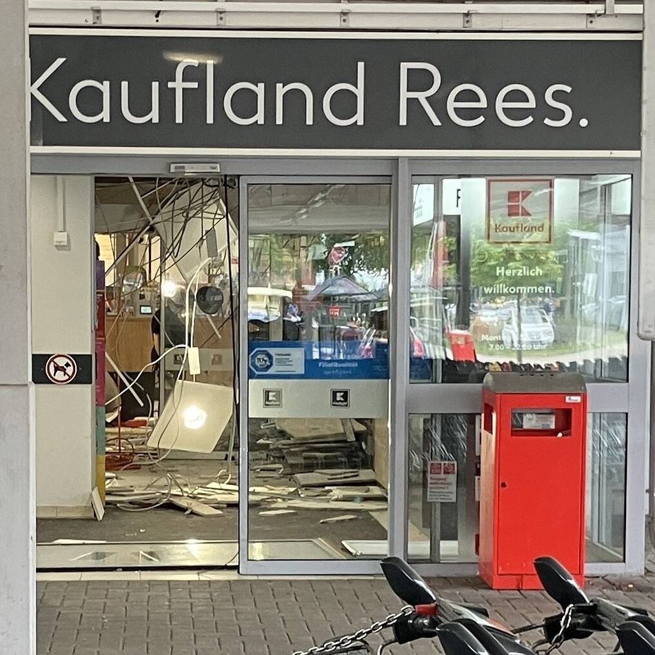 Automatensprengung in Rees: Unbekannte sprengen Geldautomaten in der Kaufland-Filiale