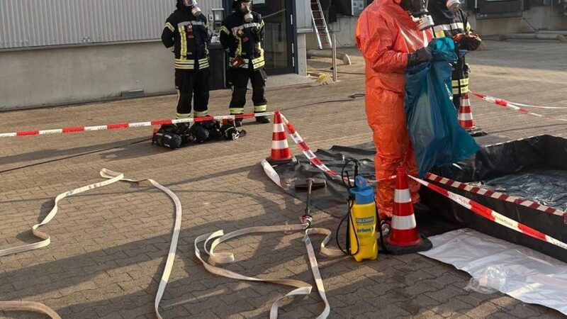 Erkelenzer Wehrleute rückten wieder aus: Strohmiete und Ammoniak beschäftigen die Feuerwehr die ganze Nacht