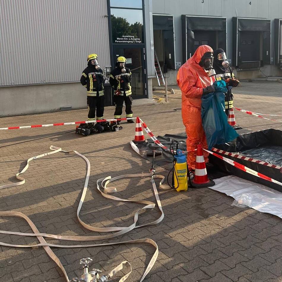 Erkelenzer Wehrleute rückten wieder aus: Strohmiete und Ammoniak beschäftigen die Feuerwehr die ganze Nacht