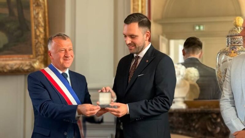 Verleihung in Montreuil-sur-Mer: Ehrenmedaille der Partnerstadt für Rheinbergs Bürgermeister